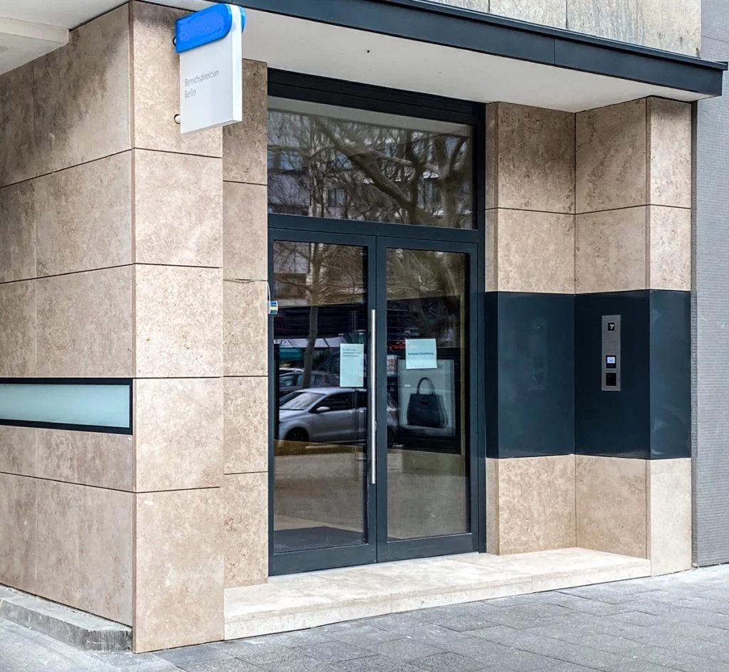 Gebäudeeingang nach der Fertigstellung mit sauberer Fassadengestaltung – Referenzprojekt W. Buers GmbH