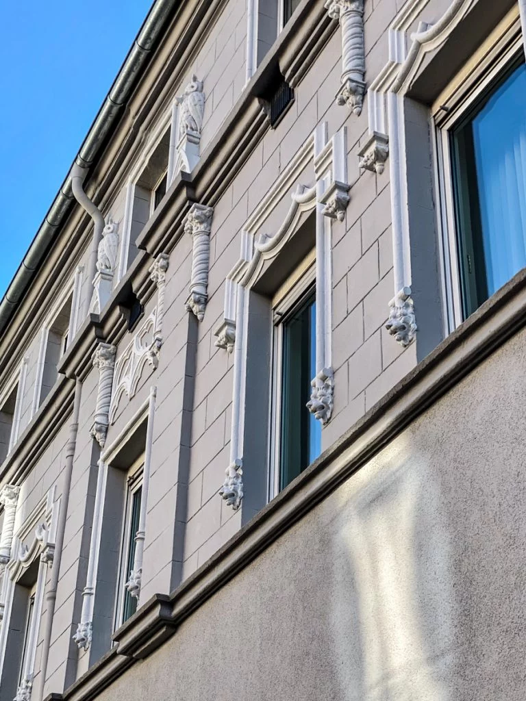 Historische Fassade mit aufwendigem Stuckdekor, frisch gestrichen – Fassadenanstrich W. Buers GmbH in Essen