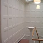 Fachgerecht gestrichenes Treppenhaus mit Wandvertäfelung – Malerarbeiten der W. Buers GmbH in Essen