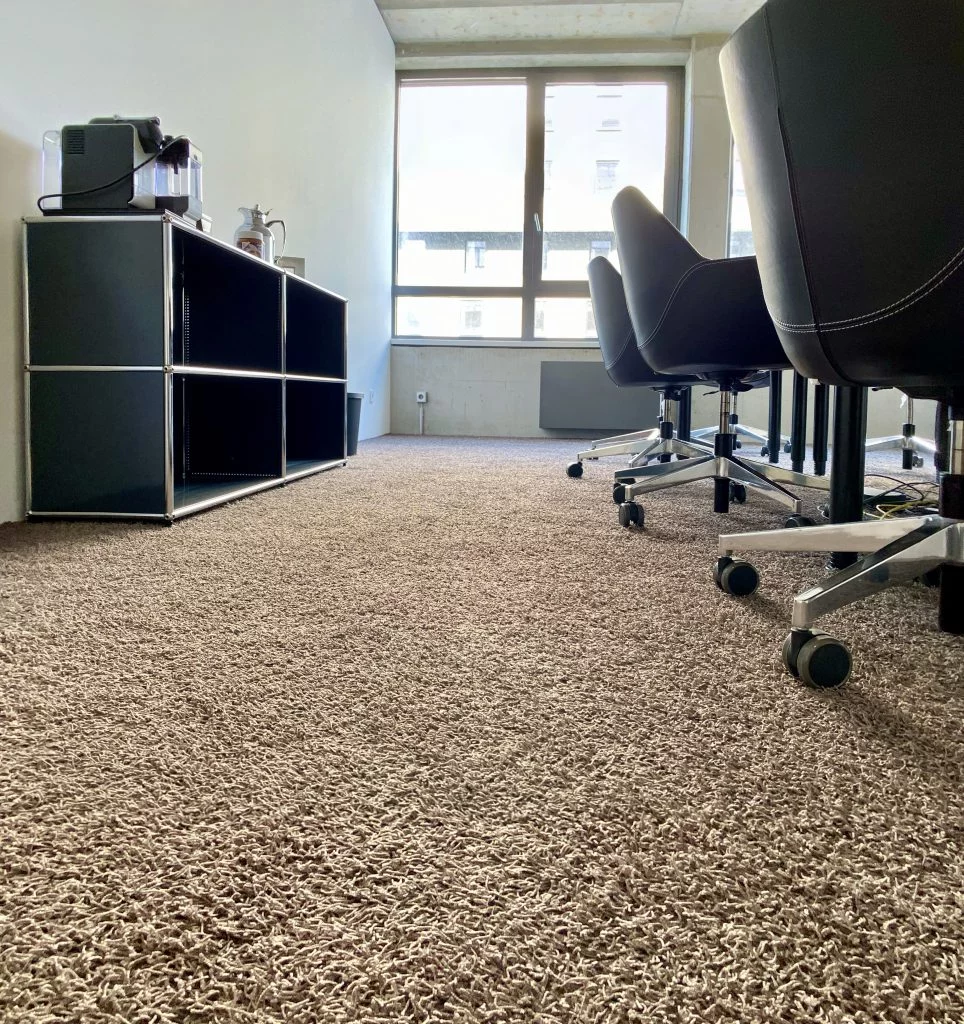 Fachgerecht verlegter Teppichboden in einem Büro – Bodenlegearbeiten W. Buers GmbH in Essen