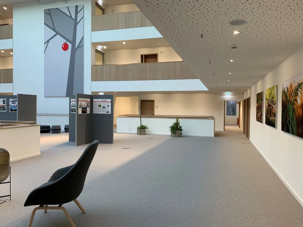 Kundenbereich mit Empfang und Wandbildern – Referenzprojekt Büroausbau Sparkasse Essen, W. Buers GmbH