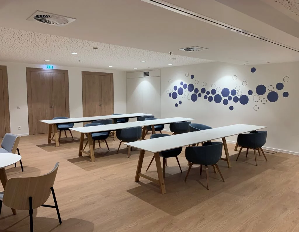 Besprechungsraum mit Holzboden und individueller Wandgestaltung – Büroflaechenausbau Sparkasse Essen, W. Buers GmbH